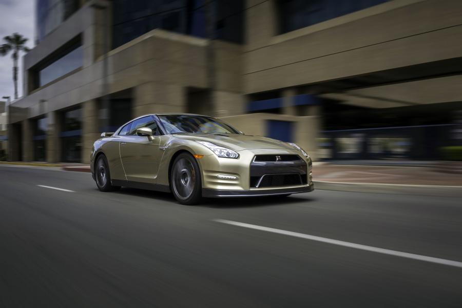  Nissan GT-R 45th Anniversary Gold Edition 2015 года  (фото 7 из 22)